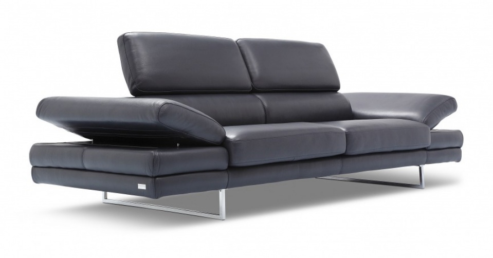 Kolekcja BRUNO DIVANO składa się z sofy, fotela oraz podnóżka.